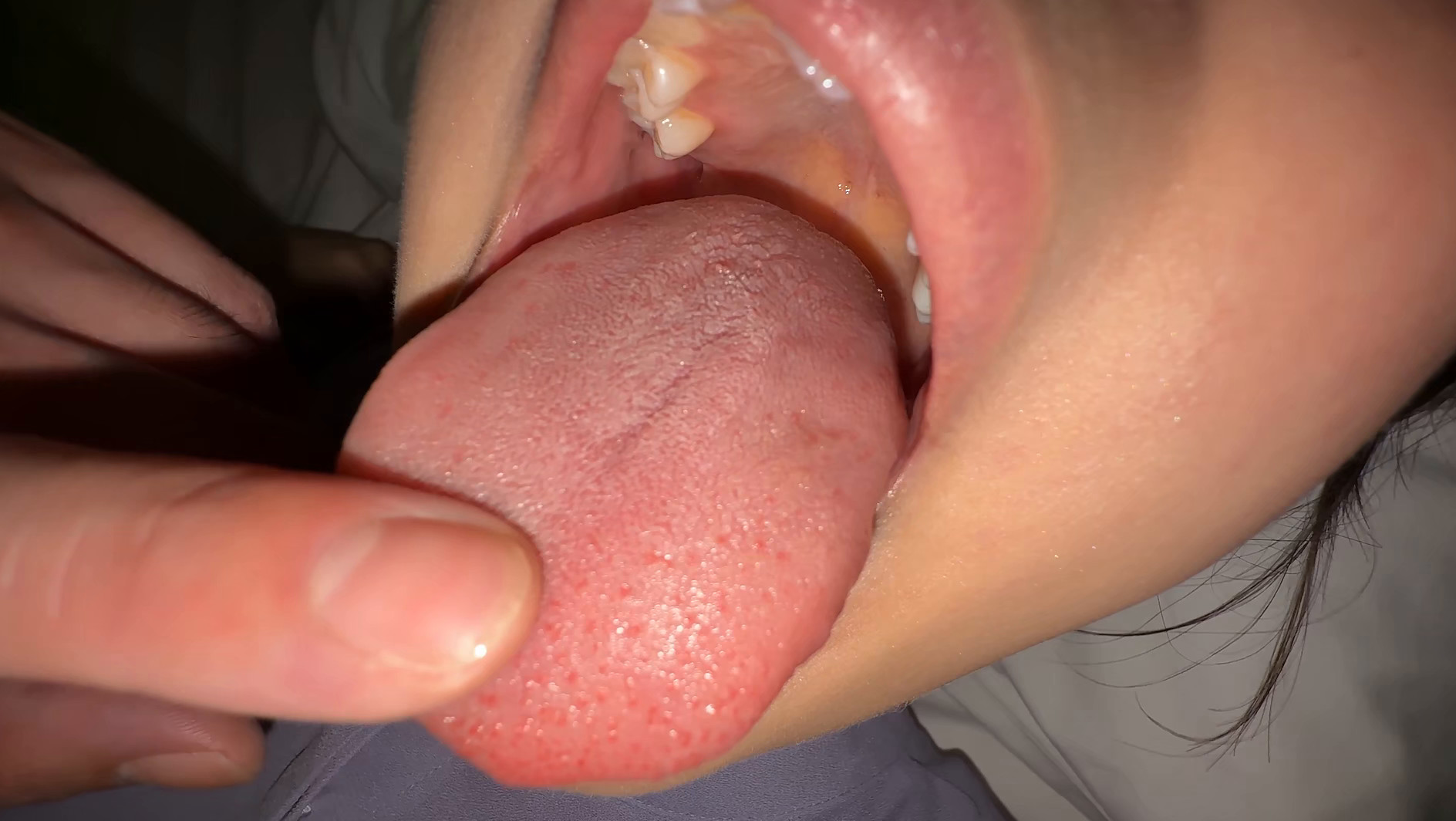 【個人撮影】谷田かりなのデカ舌ディープキス&ツバ鼻吸い 画像3