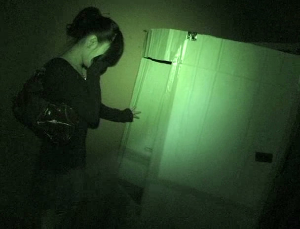 箱女 ワケあり女をダンボールハウスに軟禁し、公開オナニーさせて、見知らぬ男たちの見世物にする 画像11
