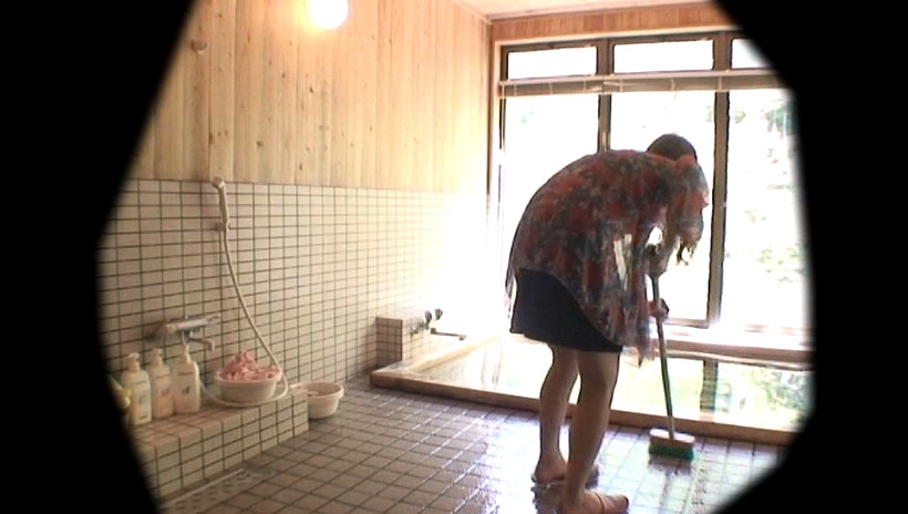 失禁した自分をおかずにオナニーする変態人妻 画像2