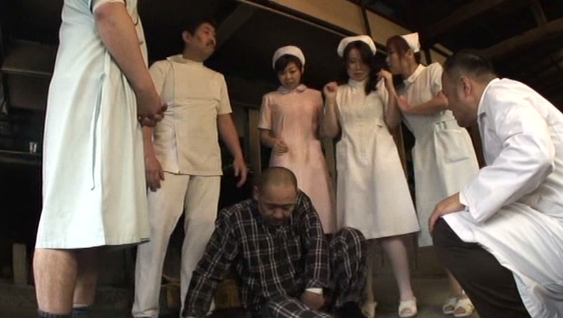 「野外バーベキュー大会で、女医と婦長に性的イタズラしてくれる患者さん募集中」と、看護婦が病院内で声をかけたところ・・・ 画像14