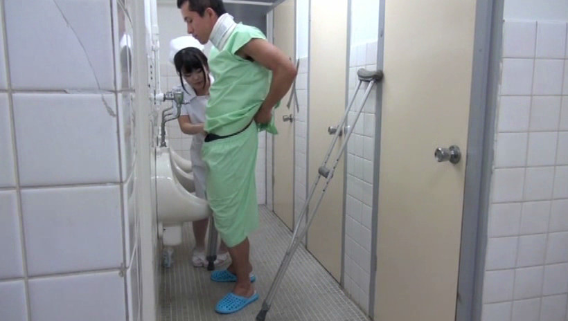 病院のトイレで用を足してもおさまらない患者の勃起チ●ポを見た、今どきのナースは･･･ 画像1