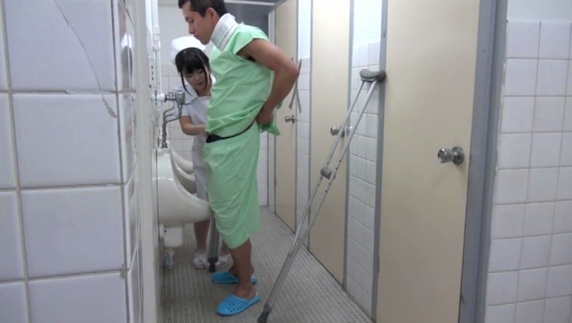 病院のトイレで用を足してもおさまらない患者の勃起チ●ポを見た、今どきのナースは・・・ 画像1
