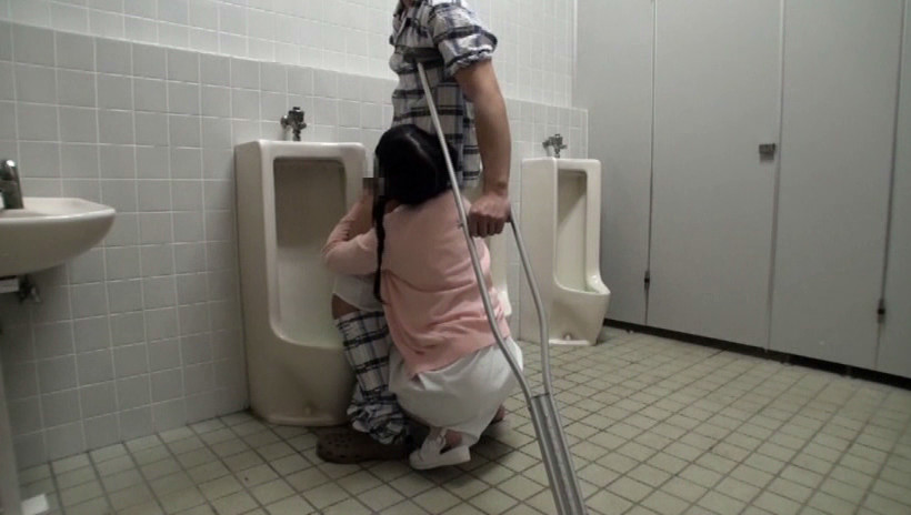 病院のトイレで用を足してもおさまらない患者の勃起チ●ポを見た、今どきのナースは・・・ 画像18