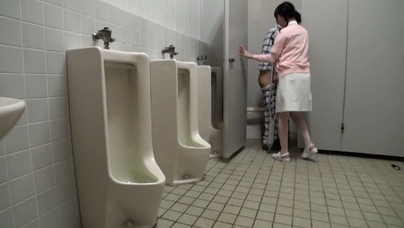病院のトイレで用を足してもおさまらない患者の勃起チ●ポを見た、今どきのナースは・・・ 画像20