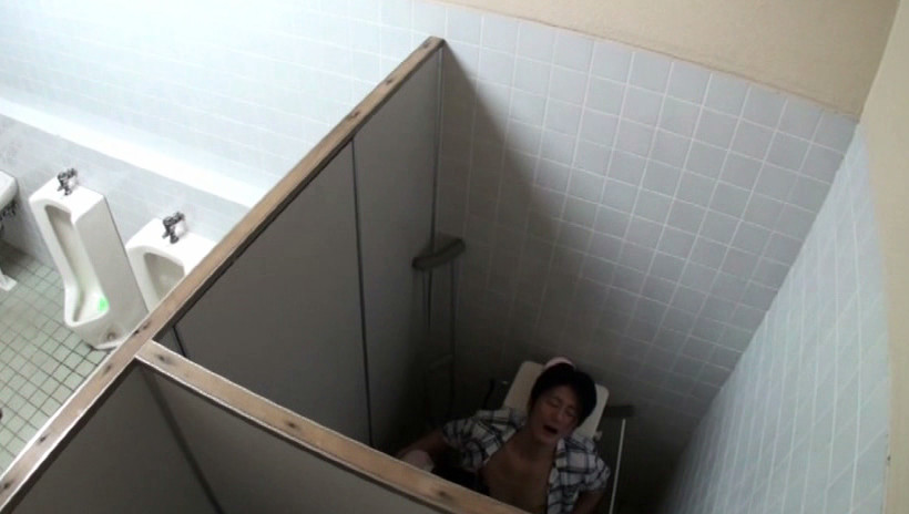 病院のトイレで用を足してもおさまらない患者の勃起チ●ポを見た、今どきのナースは・・・ 画像21