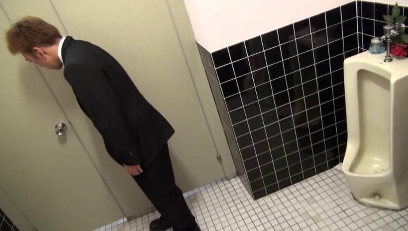 会社のトイレで自撮りエロ写メする同僚のOLを目撃!戸惑う僕に、照れた彼女が声をかけてきて・・・ 画像16