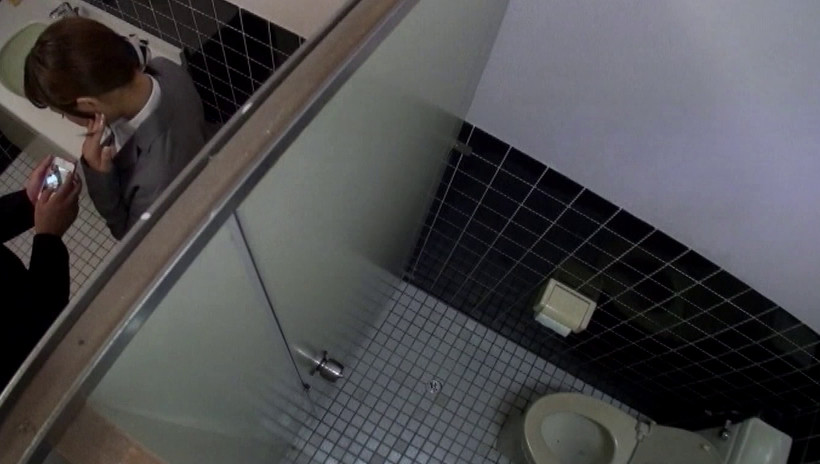 会社のトイレで自撮りエロ写メする同僚のOLを目撃!戸惑う僕に、照れた彼女が声をかけてきて・・・ 画像18