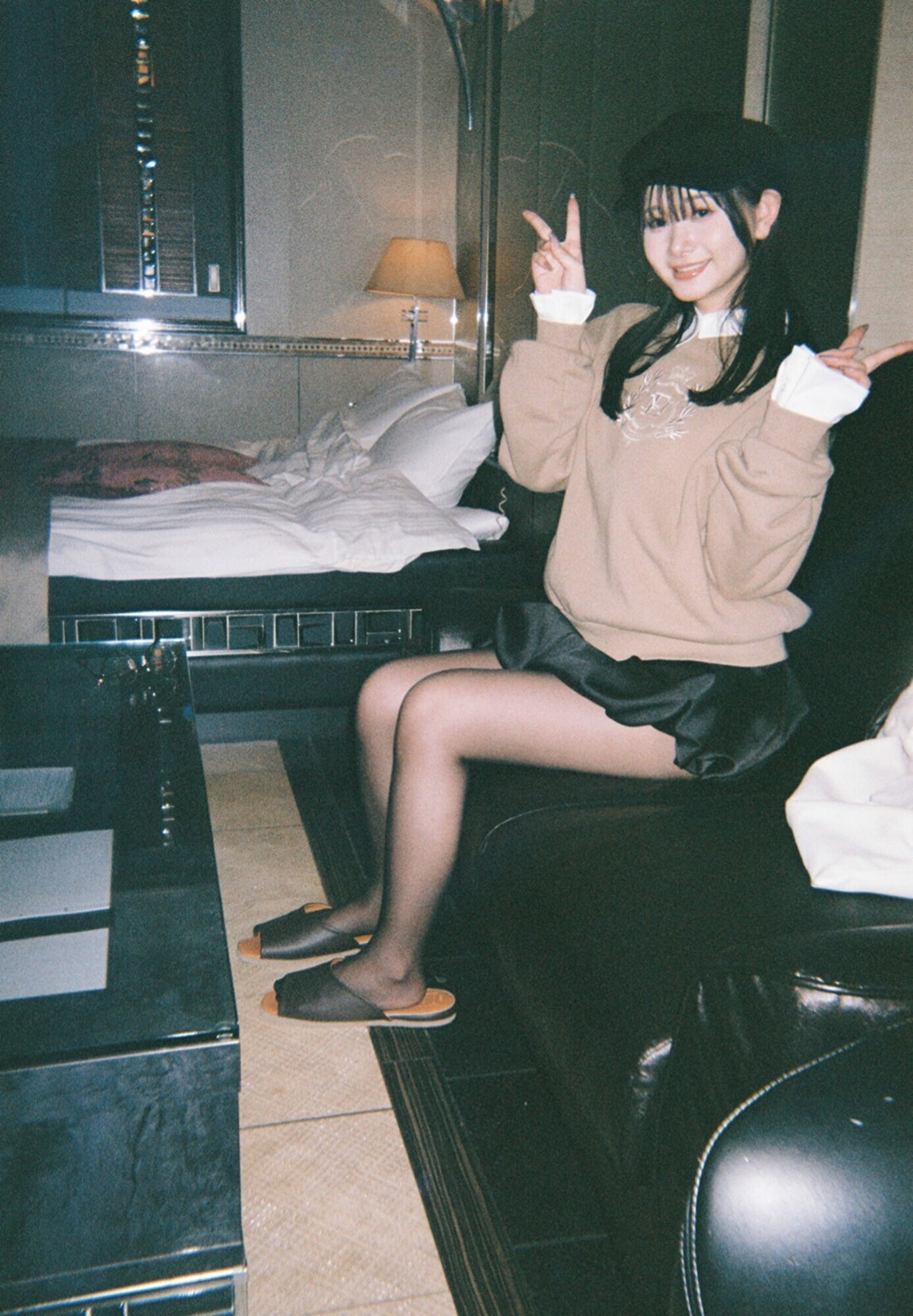 会社では大人しめな理系女子の静河さんにいきなりラブホデートに誘われ・・・初めからヤル気マンマンだったような小悪魔スマイルで何度も射精と中出しを求めてきた。 画像1