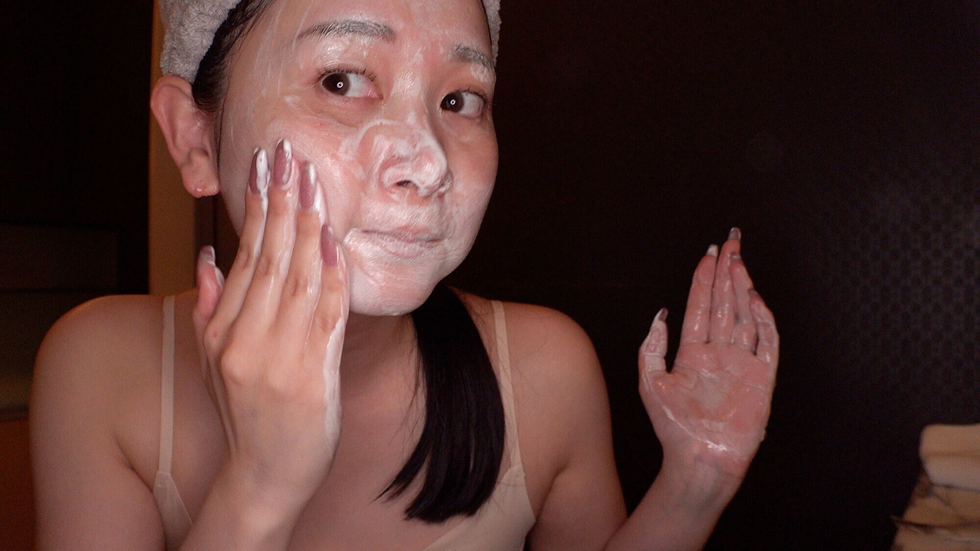 会社では大人しめな理系女子の静河さんにいきなりラブホデートに誘われ・・・初めからヤル気マンマンだったような小悪魔スマイルで何度も射精と中出しを求めてきた。 画像10