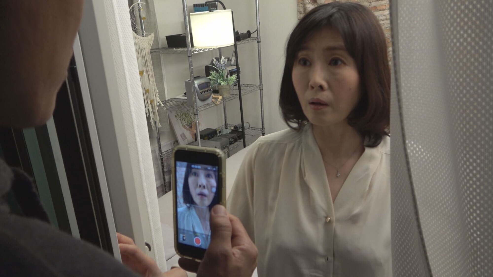 狙われたおばさん!怯えながらもカラダが反応する熟女たち 画像8