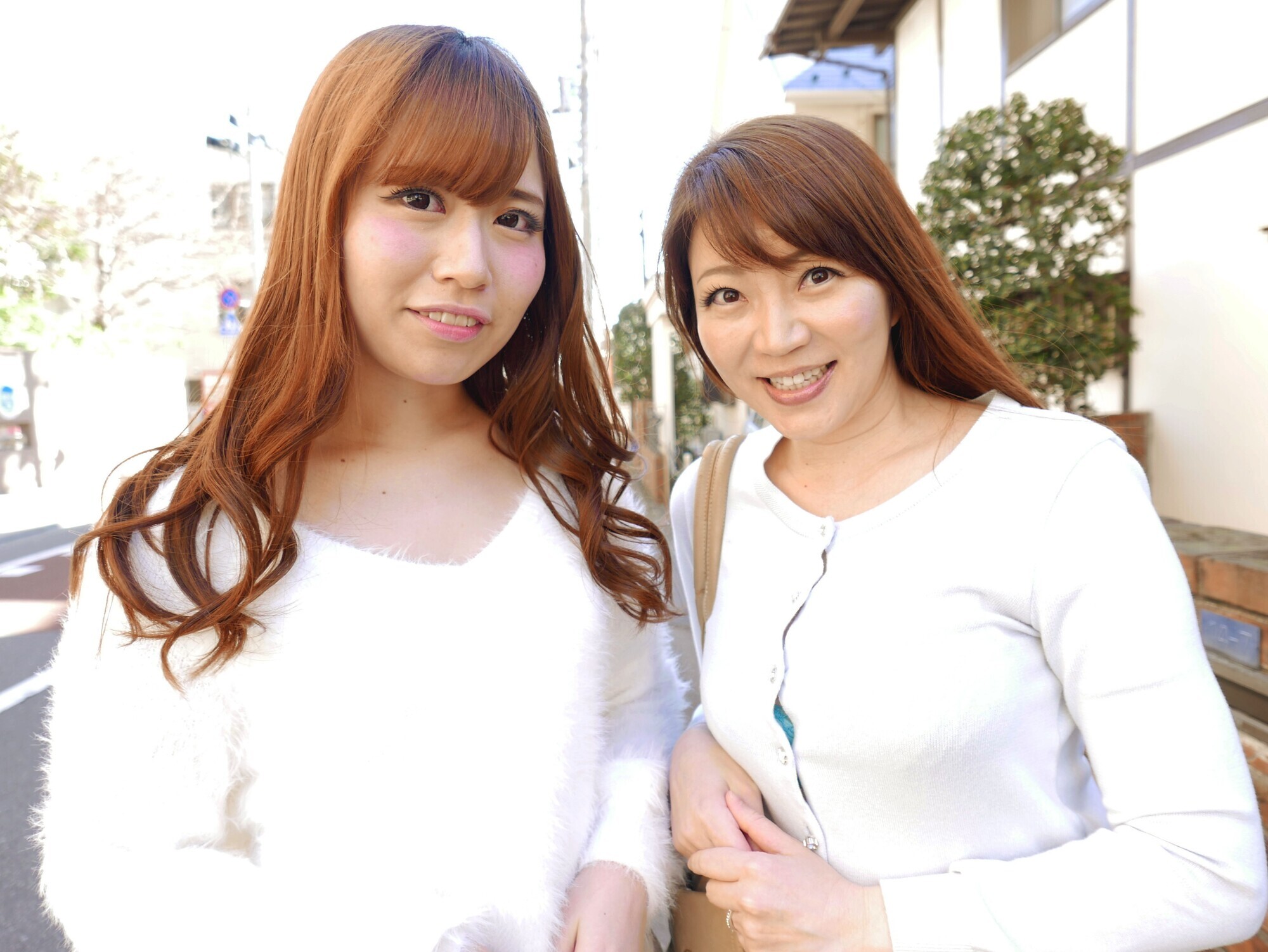 街で見つけた 姉妹のように仲の良い綺麗な母娘をナンパして大乱交！！「あなた許して」というもののイキまくる好き物親子10組240分！！ 画像9