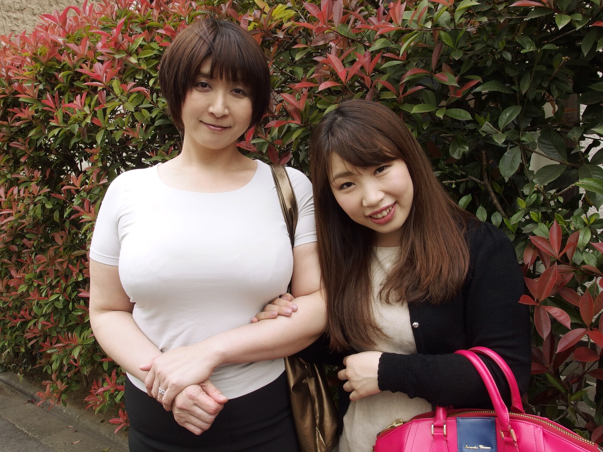 街で見つけた 姉妹のように仲の良い綺麗な母娘をナンパして大乱交！！「あなた許して」というもののイキまくる好き物親子10組240分！！ 画像10