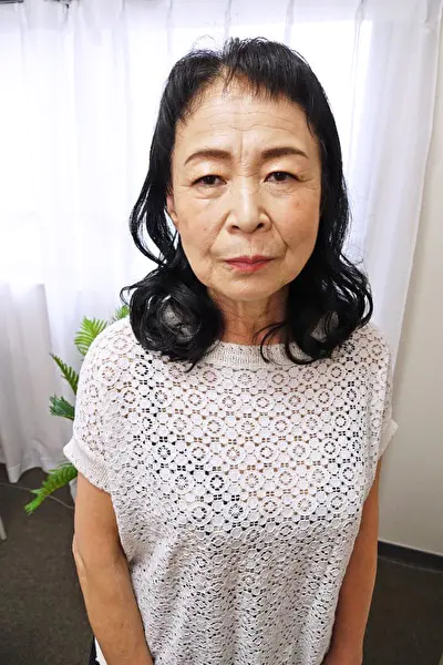 諸事情あってAV出演する小堀さん60歳の場合「エッチなことは全く忘れちゃいました」10年も中にモノが入っていない化石マ○コにチェックイン！潤いを取り戻した熟女は感じ出したら止まらない？昭和の機械（ま○こ）は油（バイブ）をさせば錆びてもフル稼働！閃光がほとばしる還暦おばちゃんとのハメ撮りミッション:インポッシブル！