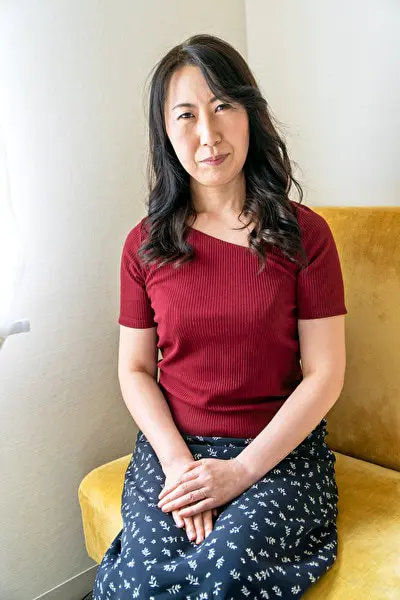 諸事情あってAV出演する明美（仮名）51歳の場合「子育てが落ち着いて、ふと気がついたら、いまさら主人とは･･･」日々の生活で積もり積もって借金返済のために出演を決意！10数年未使用のおま○こに焦らしプレイでお尻の穴までスケベ汁がダダ漏れ垂れまくり熟女はメス化エロモンスターに憑依！たっぷりチ○コを味わったら「おいしい！入れたい！お願い！頂戴！あんあん！いいっ！いいっ！いいっ！気持ちい～い！」