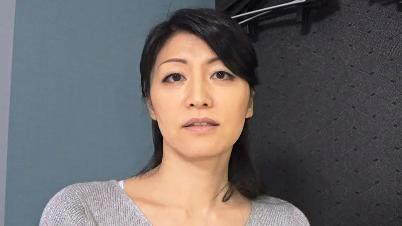 諸事情あってAV出演する祥子さん42歳の場合「キスのしかたも忘れてしまいました」夫と別れてシングルマザーの祥子さんは息子との生活費のために一大決心！恥ずかしさがぬぐえないまま撮影を決行！中出しフィニッシュで精子がトロ～ンとオマ○コからブリブリとやらしい音をたてて泡立って流れだす！