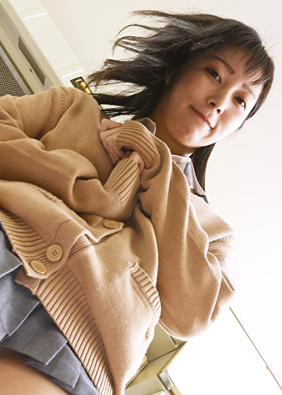 私のニーハイパンチラずっと見てるよね？見てるだけでいいの？触りたくないの？いいよ触って一緒にシコシコパンパン気持ちよくなろうよ！ 澪川はるか