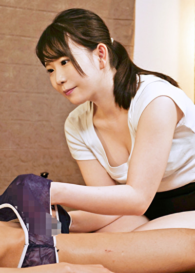 【メンエス盗撮】美乳・美肌のセラピストが好みのタイプの男性に特別サービスを施してしまう様子を激撮。ご法度行為と分かってはいても密室で2人きりになってしまうと本性が出てしまうチョイ痴女美少女と本番SEX。 #担当:こずえ