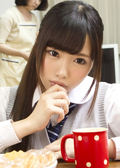 こたつの中だからと安心して無防備な格好をしている大人しそうな女の子にこっそりイタズラを。周りに誰かがいて声を出せない状況に、パンツが濡れるほど興奮した彼女はビショビショに濡れたオマ○コを僕に･･･ 3