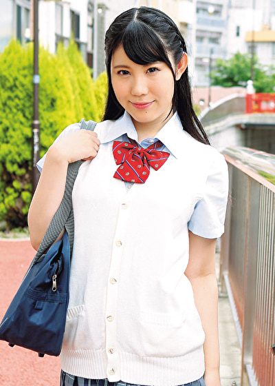 「最後の制服姿を残したい！」 今時J〇が「メモリアル制服フォト」撮影中に絶倫チ○ポ男と素肌密着『メモリアルヌードフォト』に挑戦！？ カチカチに反り返ったチ○ポが10代マ○コまで3cmに超接近してJ〇赤面！急激に発情！！ 初めての年上生チ〇ポの快感に若いマ〇コがキューっとしまって人生初の連続中出し合計12発！！
