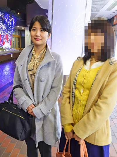 夜の都内のオフィス街で声掛けした美人OLさん2人組の先輩はみずほさん26歳！同じ会社に勤める同性に興奮し...