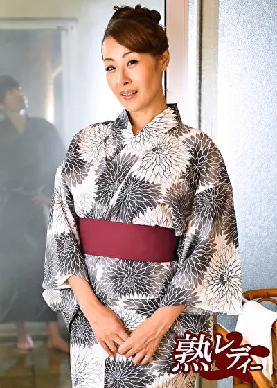 妖艶な色気ムンムンの母と旅先性交