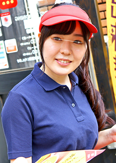 接客中に顔を紅潮させながら感じまくるバイト娘 カレー屋の色白店員