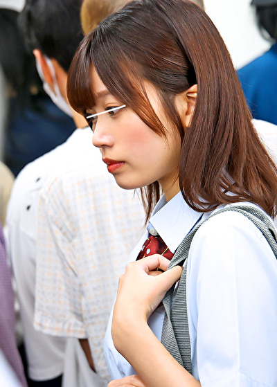 対面痴漢で何度もイカされ糸が引くほど舌を絡ませるベロキス発情娘 2