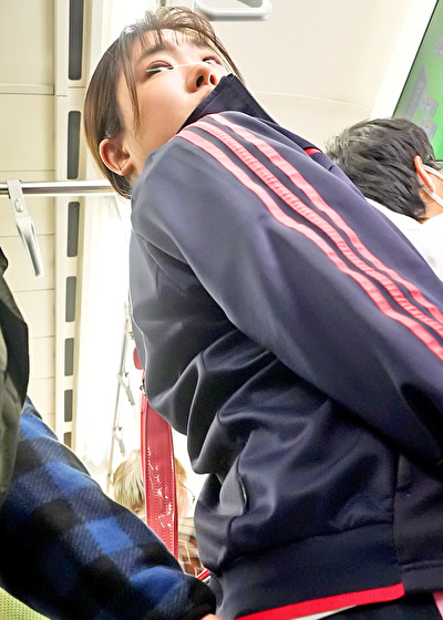 巨乳少女羞恥電車 発育した胸を変態性癖で汚しまくれ！ 推定Kカップ 玩具イカセ肉感娘