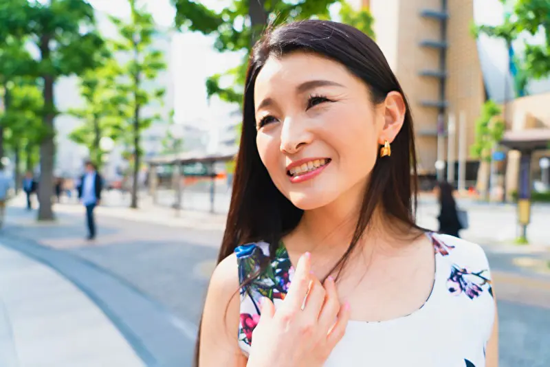 スーパーマーケット勤務のかおりさん51歳。買い物に行く時でもまぶしい白Tバックを履いているスタンバイOKおばさんです！