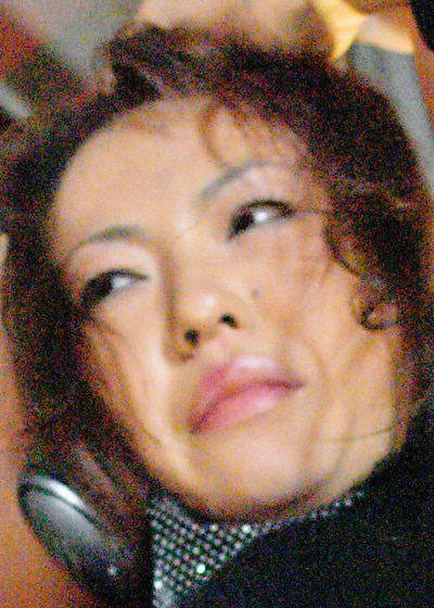 そこはダメェ！大勢の観客の前で巨乳を揺らして痙攣しながらイカされる女