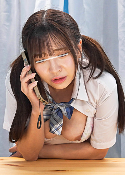オシッコ我慢中に彼氏にビデオ通話「バレちゃダメッ！」画面の外でイカされてもバレずに通話できるのか！？