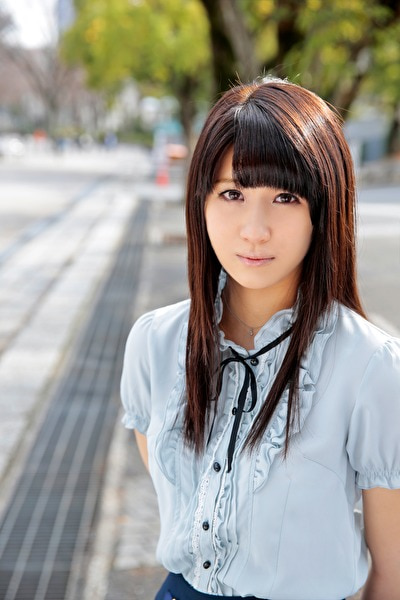 カメラの前で緊張しながらも実はエッチが大好きな上京したての女の子