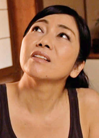 昼下がりの居間で母の不倫現場を目撃した愚息の肉棒は勃起し･･･目の前の男根にしゃぶりつく淫乱母さんとの禁断SEX！