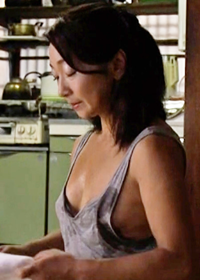 年頃の愚息の前で無防備なノーブラ母さんがチラ見せする乳首がエロすぎて発情！暴走する愚息と禁断の肉欲交尾！