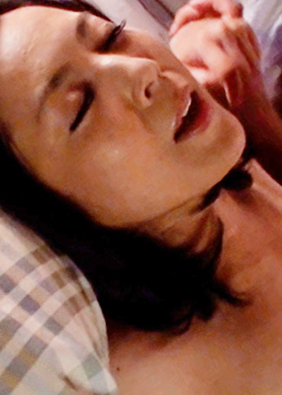 毎晩オナニーで慰めてる母、その声を聞かされ我慢の限界の愚息！父さんの横で女の悦びに浸るダメな母と禁断の中出しSEX！