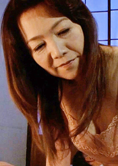 逞しく立派な男になって久しぶりに帰省して来た愚息！女の顔に豹変する淫乱熟母。親父の横で声をこらえて中出しSEX！