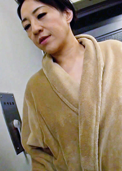 性に目覚め欲求不満を抱える愚息の肉棒をしゃぶる優しい母に欲望爆発中出しSEX！