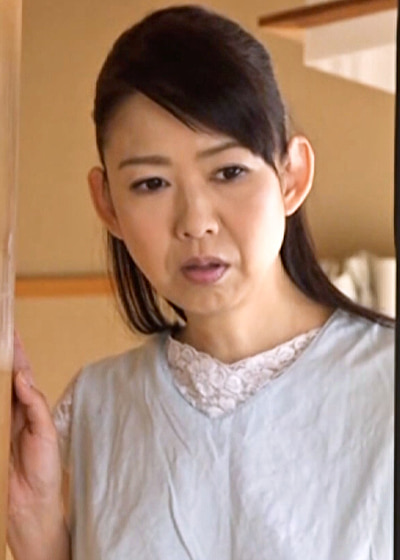欲求不満のお母さんの脇から見える乳首がエロ過ぎて･･･発情する禁断の肉欲セックス！