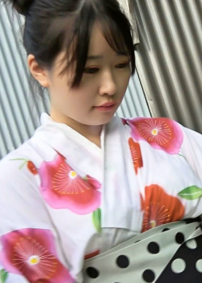 花火を待っていた稚い浴衣娘!透き通るくらいの色白ボディでしかも!奇跡のピンク乳首!