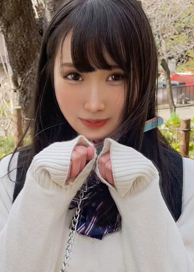 小柄で可愛らしい見た目のJ〇ほのかちゃんは、おじさんから意地悪されると濡れちゃう真正ドMちゃん！？公園で首輪をつけられておじさんの自宅まで羞恥お散歩！からの手マンで潮吹き、デカチン鬼ピストンでハメ潮まで吹いちゃって止まらない連続イキ！J〇らしからぬ乱れっぷりにおじさんも思わず大量中出し！！【親子ほど年の離れたJ○とおじさんのカップル】