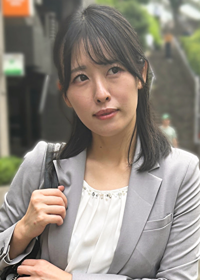 会社帰りのスーツのOLが寝てる隙に身体の部位を堪能しザーメン中出し！！