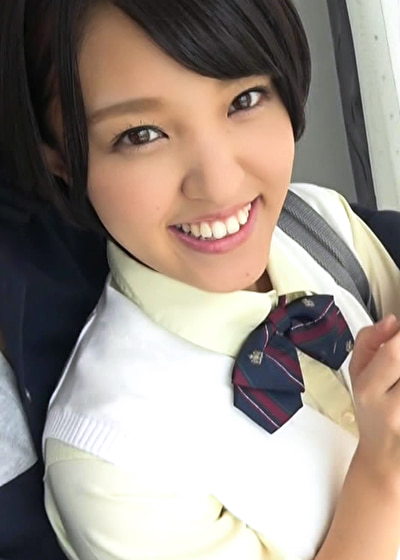 笑顔いっぱいのショートカットの女の子、外でも中でもどこでもエッチ