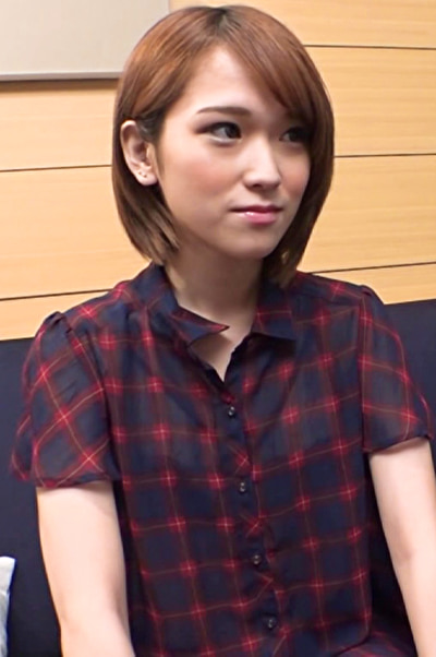 おじさんのためにセクシーな下着をつけてセックスの相手をするスレンダー美少女