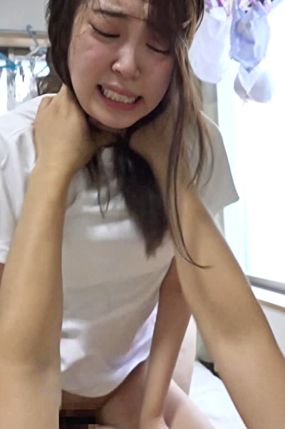 男2人に激しくヤられて涙目の汗だくセックス