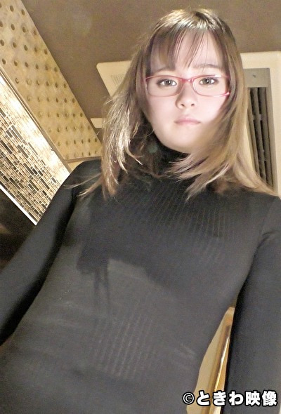能天気っ子ミニマム女子大生がメガネ着用でちょっと大人の雰囲気に変貌！またもブス男の生チン挿入を許し大量中...