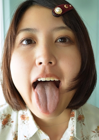 【個人撮影】浅桜エリの舌ブラシで「汚舌苔」採取