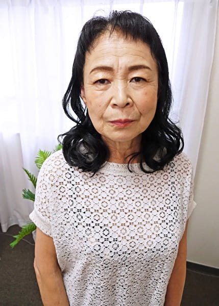 諸事情あってAV出演する小堀さん60歳の場合「エッチなことは全く忘れちゃいました」10年も中にモノが入っていない化石マ○コにチェックイン！潤いを取り戻した熟女は感じ出したら止まらない？昭和の機械（ま○こ）は油（バイブ）をさせば錆びてもフル稼働！閃光がほとばしる還暦おばちゃんとのハメ撮りミッション:インポッシブル！