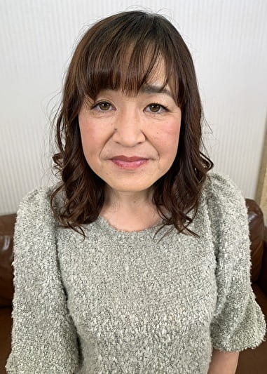 諸事情あってAV出演する内山さん52歳の場合。「お金も欲しいですが、自分を試してみたい。女を取り戻したい」とのこと。50歳を過ぎてまだ自分試しの旅をする暴れん坊将軍！面接中の感度チェックで嬉し恥ずかし失禁お漏らし！10年くらい未使用の枯渇したアソコは敏感マコにめでたく復活！おめでとうございますww