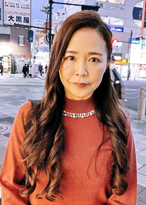 諸事情あってAV出演するゆりこさん55歳の場合。パート勤務のEカップ熟女さんは色白！美肌！なんと携帯がバイブしてるのに見向きもしないで一心不乱に腰を上下に杭打ちピストンで何度も絶頂！いったい誰からの連絡だったのでしょうか？プレイ中は携帯電話の電源はオフにしてください！（大人のマナー講座より）