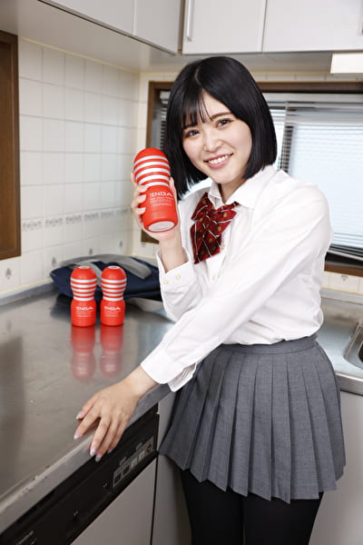 オナホ使ってみたい！ほら早くチ〇ポ勃起させてよ！ オナホも気持ちいいけど私のオマ〇コも気持ちいいと思うよ？ 待田もか